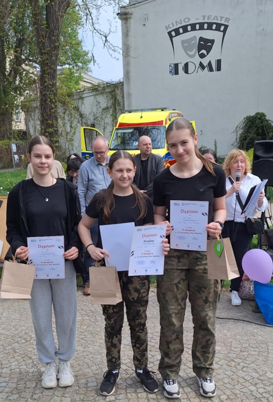 Zdjęcie_nr_1_przedstawia_uczennice_z_klasy_6b_które_wywalczyły_2_miejsce_w_Czytelniczej_Grze_Mejskiej.jpg