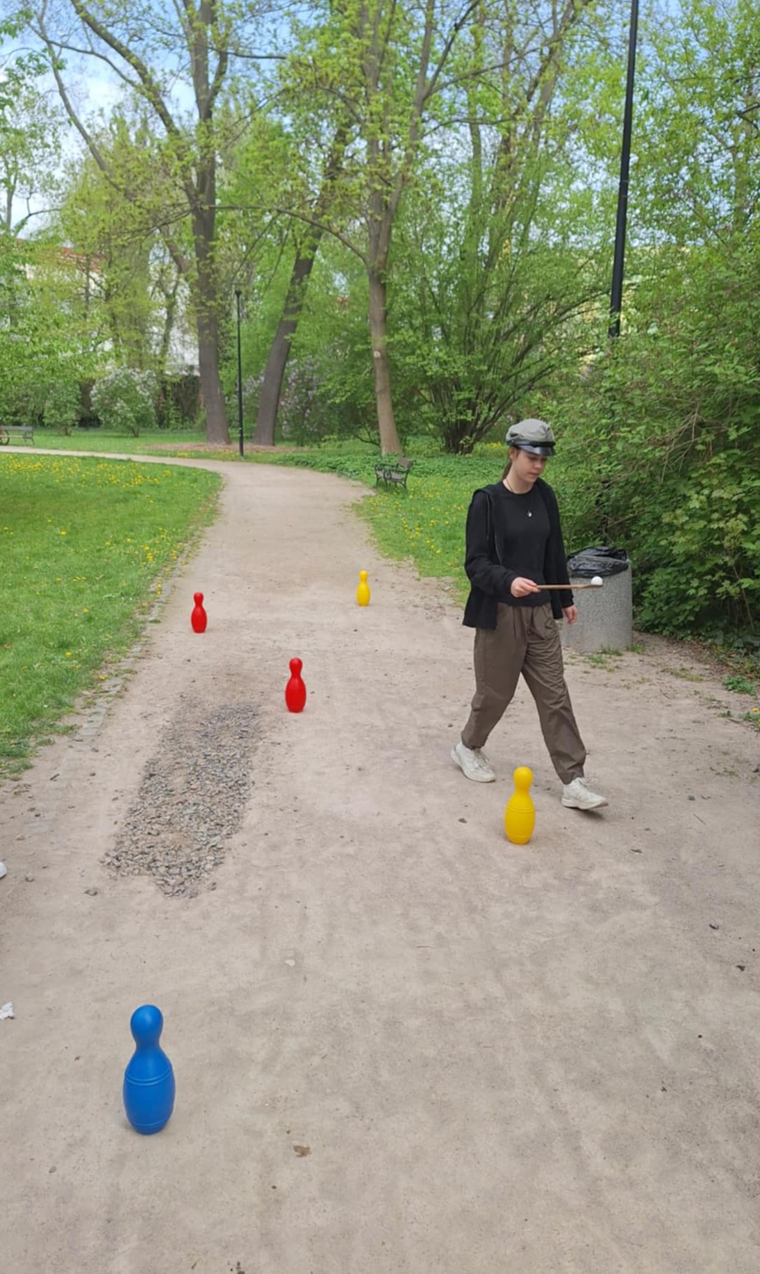 Zdjęcie_nr_7_przedstawia_uczennicę_idącą_slalomem_z_piłeczką_pingpongową_na_łyżce_w_Parku_im._Juliusza_Słowackiego.jpg